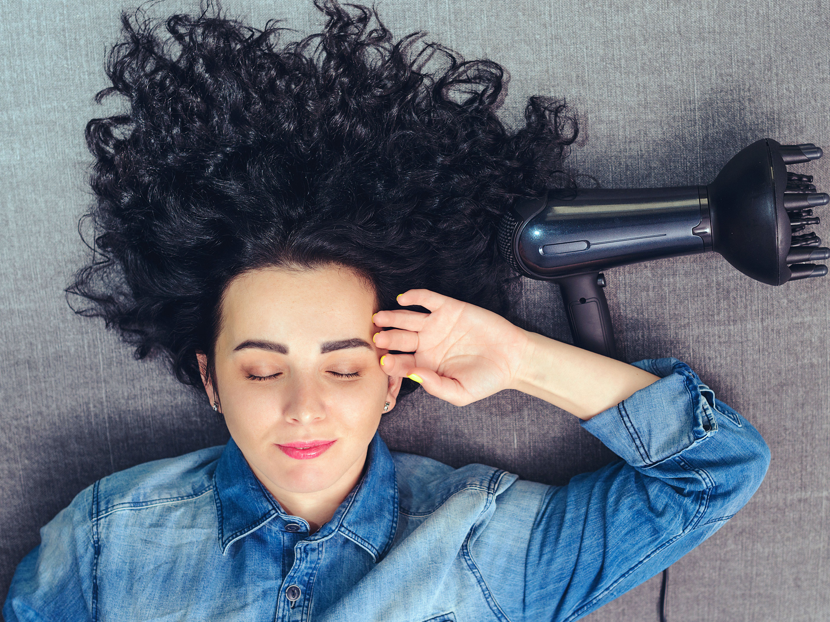 Las mejores formas de secar el cabello rizado - Consejos de cuidado del  cabello - Garnier