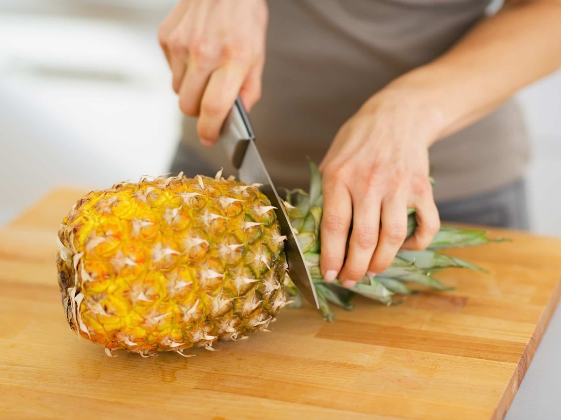 Descubre cómo pelar y cortar una piña natural - ALDI