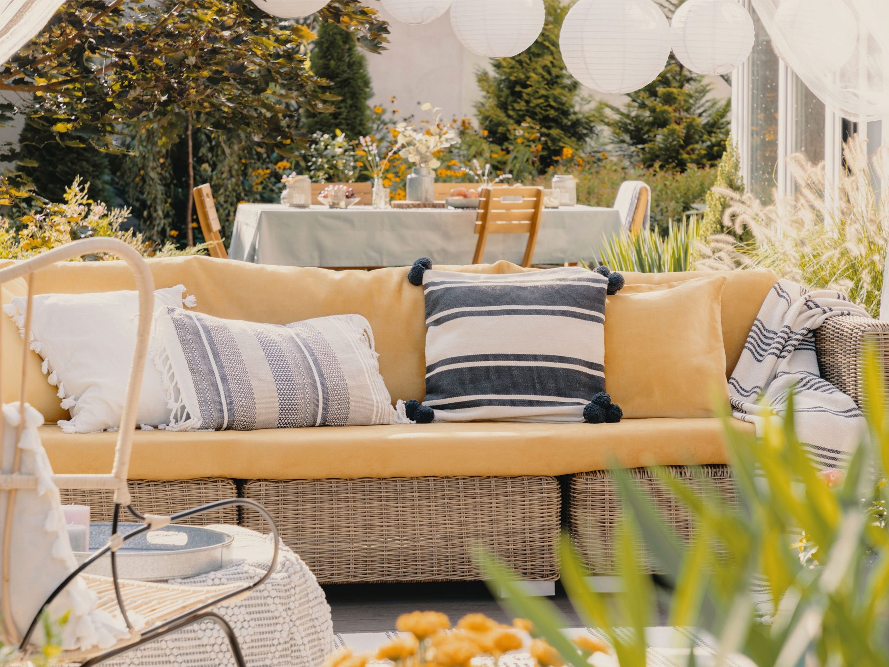 Consejos de cómo decorar tu jardín con cojines | Tu Hogar | ALDI