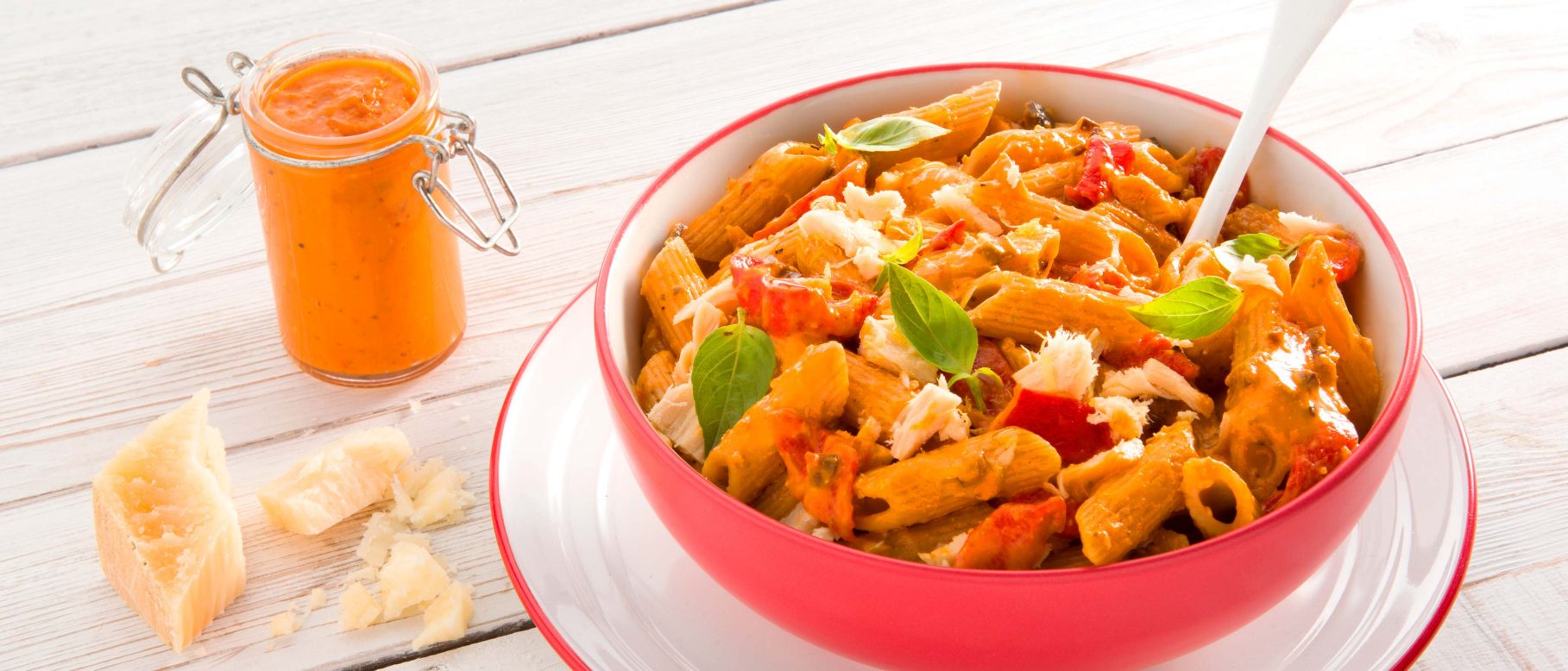 Pasta integral ecológica servida con bonito del norte y pesto rojo